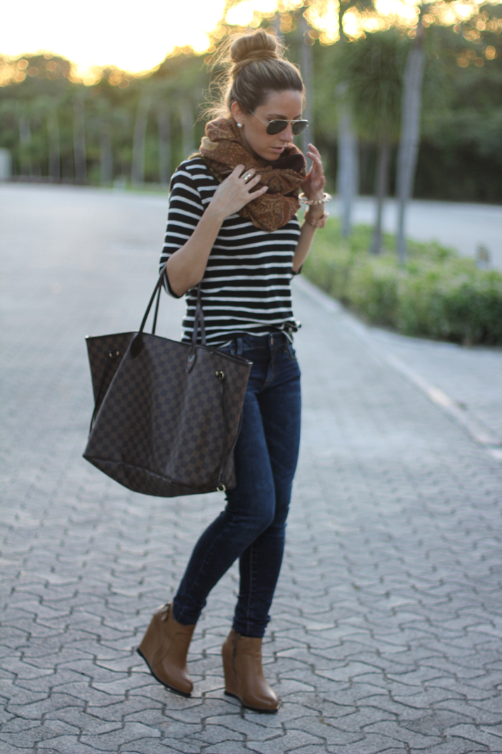 Navy t-shirt and jeans blogger