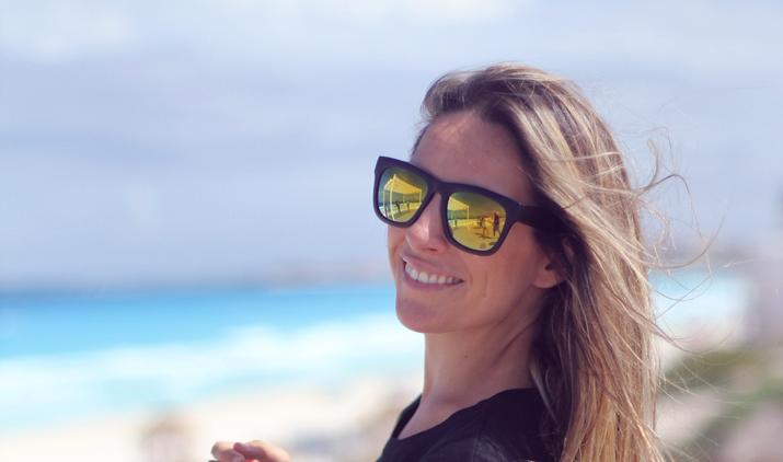 Mirrored sunglasses fashion blog Mes Voyages à Paris in Cancun, Mexico