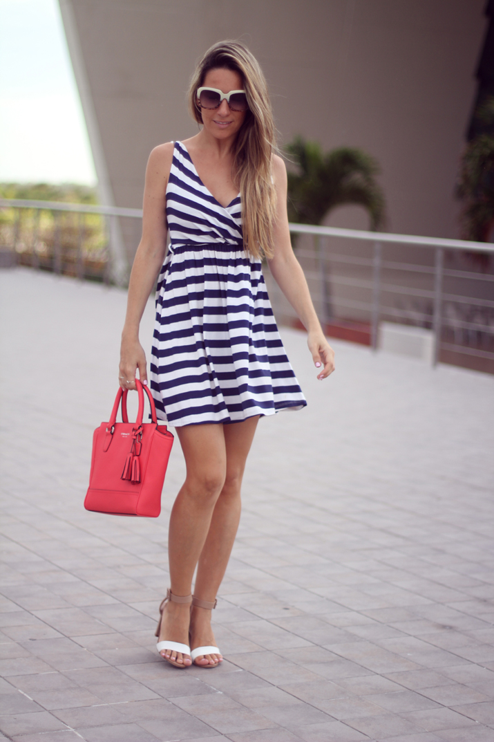 Navy dress blogger Mónica Sors, Mes Voyages à Paris